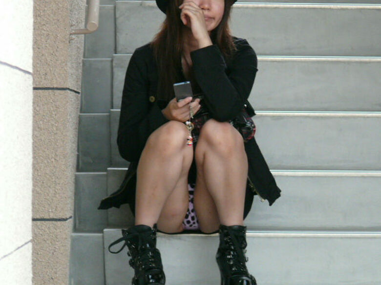 ぱんちら画像140枚！太ももやパンツが抜ける街撮りのミニスカパンチラエロ画像!!047枚目