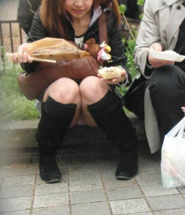 ぱんちら画像140枚！太ももやパンツが抜ける街撮りのミニスカパンチラエロ画像!!049枚目