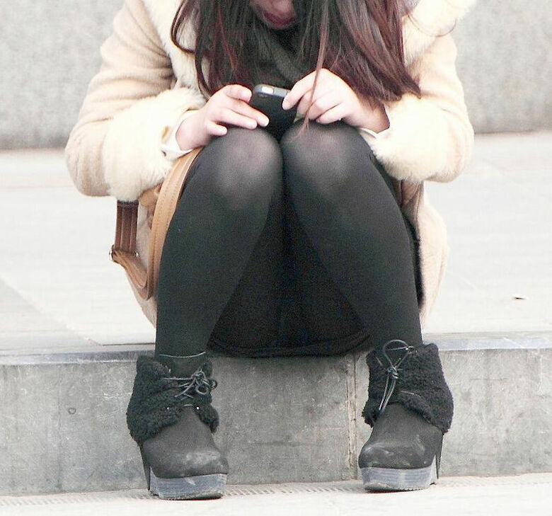 ぱんちら画像140枚！太ももやパンツが抜ける街撮りのミニスカパンチラエロ画像!!050枚目