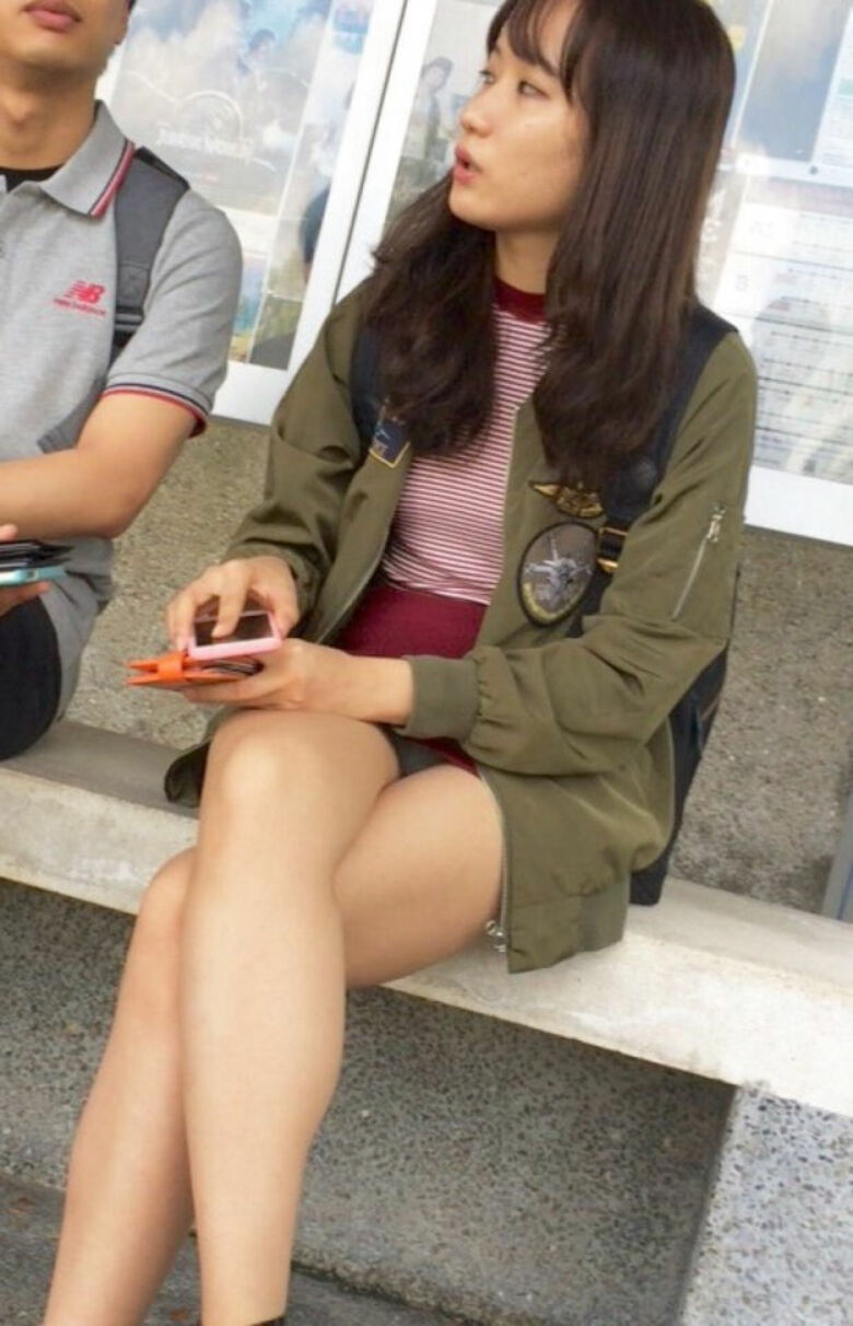 ぱんちら画像140枚！太ももやパンツが抜ける街撮りのミニスカパンチラエロ画像!!057枚目