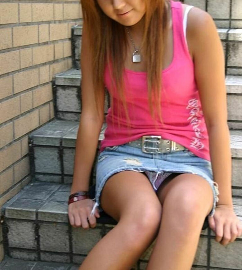 ぱんちら画像140枚！太ももやパンツが抜ける街撮りのミニスカパンチラエロ画像!!061枚目