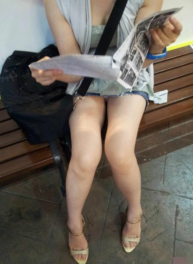 ぱんちら画像140枚！太ももやパンツが抜ける街撮りのミニスカパンチラエロ画像!!062枚目