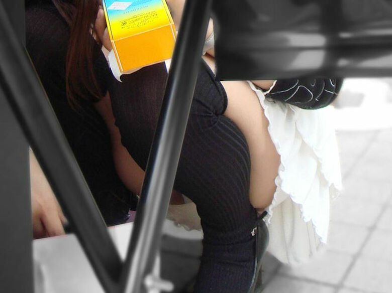 ぱんちら画像140枚！太ももやパンツが抜ける街撮りのミニスカパンチラエロ画像!!067枚目