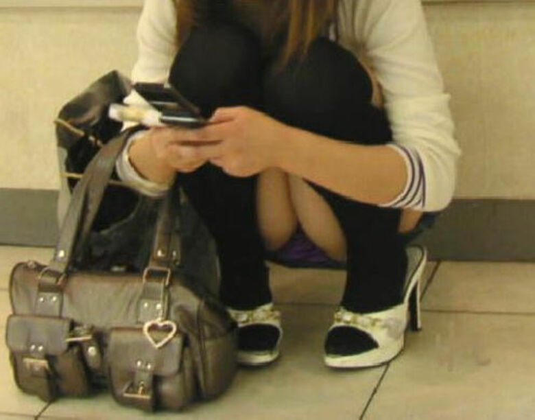 ぱんちら画像140枚！太ももやパンツが抜ける街撮りのミニスカパンチラエロ画像!!071枚目