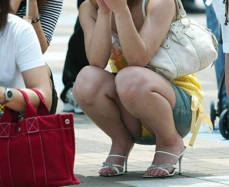 ぱんちら画像140枚！太ももやパンツが抜ける街撮りのミニスカパンチラエロ画像!!079枚目