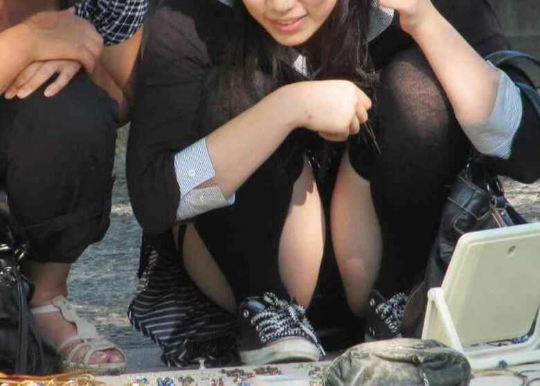 ぱんちら画像140枚！太ももやパンツが抜ける街撮りのミニスカパンチラエロ画像!!080枚目