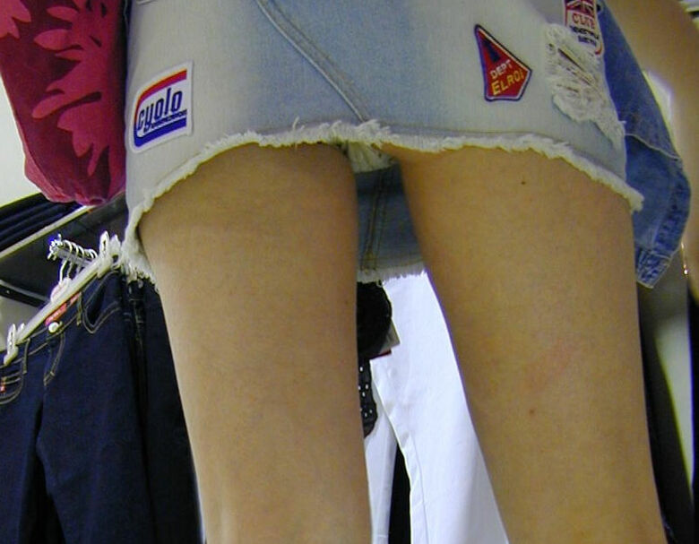 ぱんちら画像140枚！太ももやパンツが抜ける街撮りのミニスカパンチラエロ画像!!091枚目