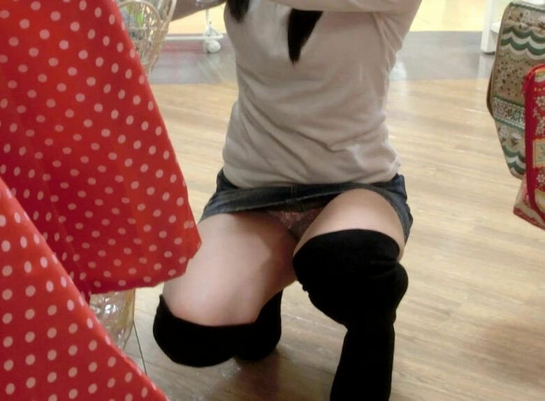 ぱんちら画像140枚！太ももやパンツが抜ける街撮りのミニスカパンチラエロ画像!!094枚目