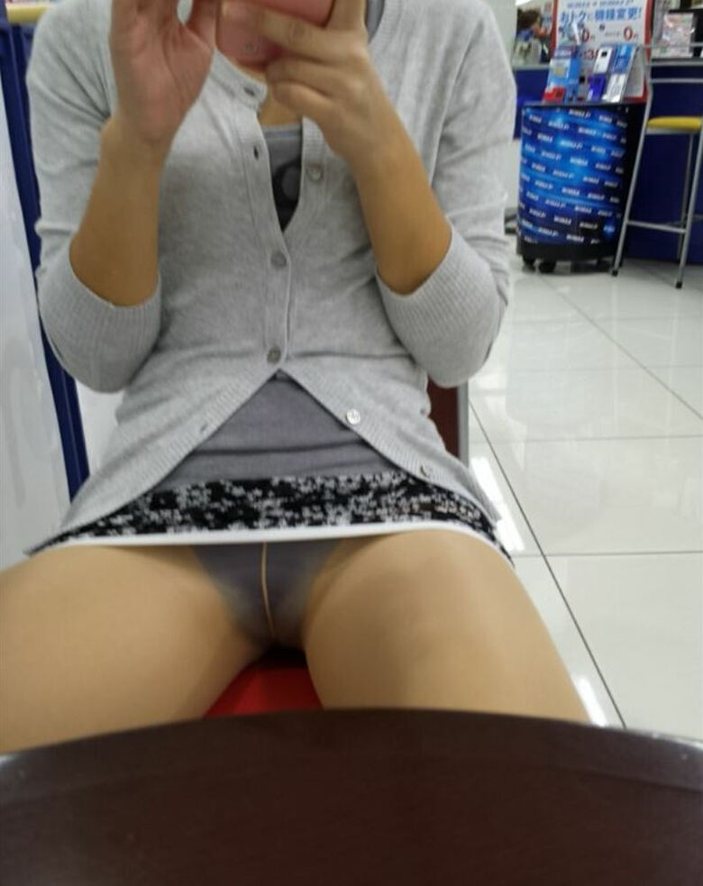 ぱんちら画像140枚！太ももやパンツが抜ける街撮りのミニスカパンチラエロ画像!!110枚目