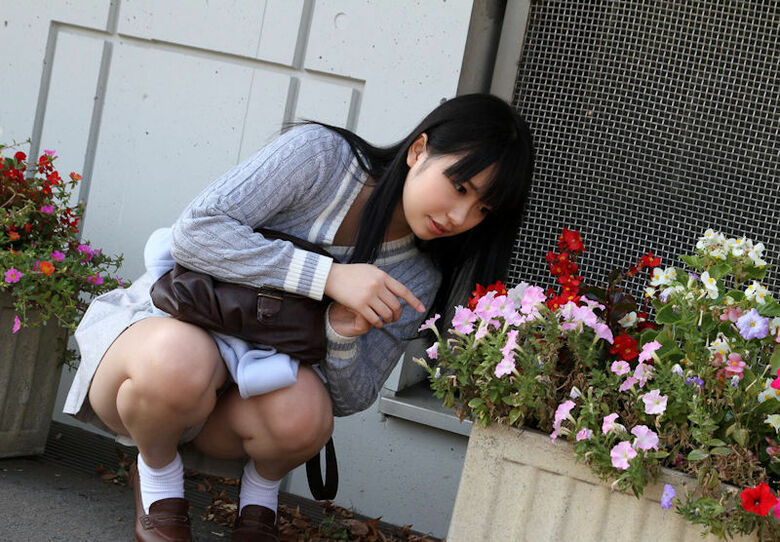 ぱんちら画像140枚！太ももやパンツが抜ける街撮りのミニスカパンチラエロ画像!!122枚目