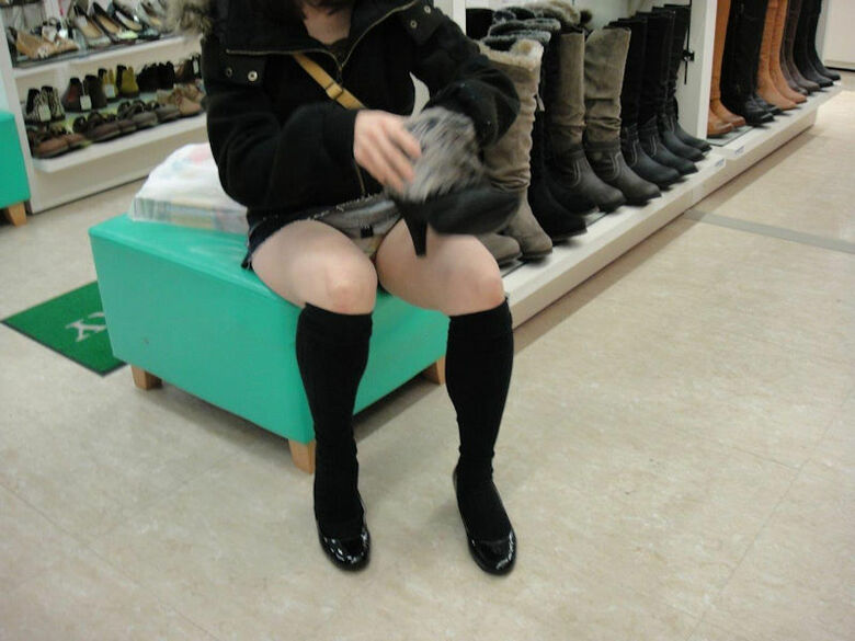 ぱんちら画像140枚！太ももやパンツが抜ける街撮りのミニスカパンチラエロ画像!!134枚目