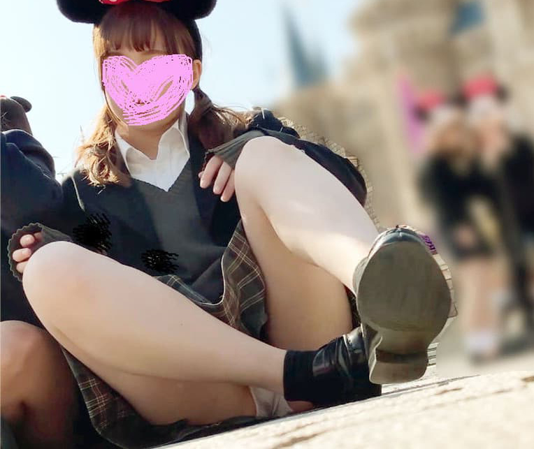 JK しゃがみパンチラ画像！股間の膨らみが抜けちゃいます♡パンツの中身も気になるぜ!!002