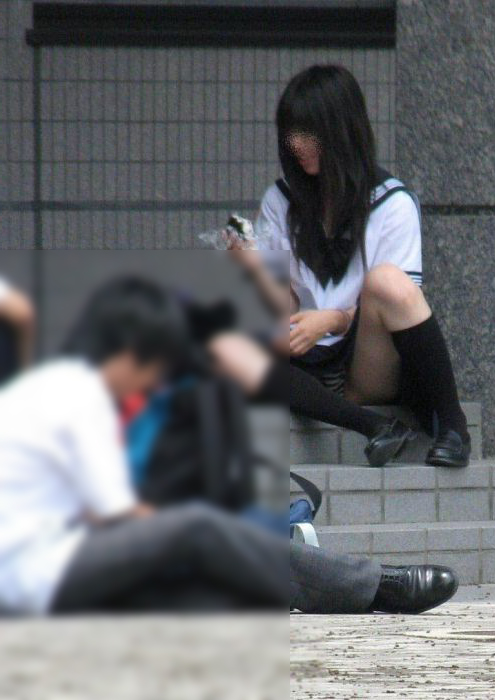 JK しゃがみパンチラ画像！股間の膨らみが抜けちゃいます♡パンツの中身も気になるぜ!!012