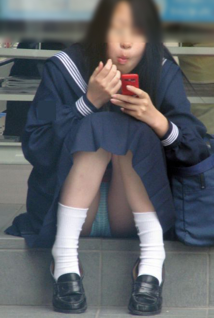 JK しゃがみパンチラ画像！股間の膨らみが抜けちゃいます♡パンツの中身も気になるぜ!!014