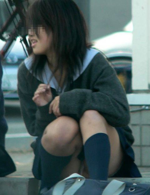 JK しゃがみパンチラ画像！股間の膨らみが抜けちゃいます♡パンツの中身も気になるぜ!!015