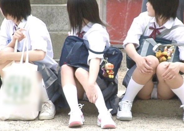 JK しゃがみパンチラ画像！股間の膨らみが抜けちゃいます♡パンツの中身も気になるぜ!!016