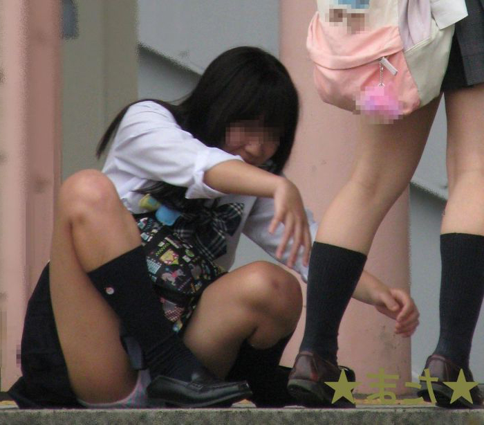 JK しゃがみパンチラ画像！股間の膨らみが抜けちゃいます♡パンツの中身も気になるぜ!!018