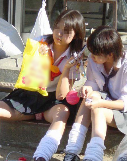 JK しゃがみパンチラ画像！股間の膨らみが抜けちゃいます♡パンツの中身も気になるぜ!!022