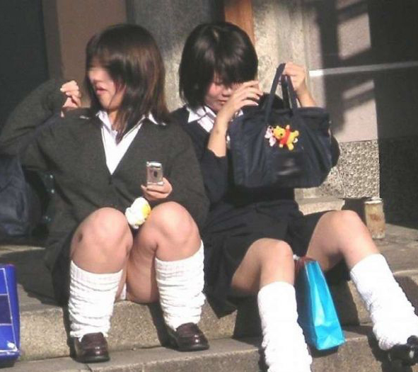 JK 座りパンチラ画像！股間の膨らみがエロいぜ!!パンツの中身も気になるよね🤔011