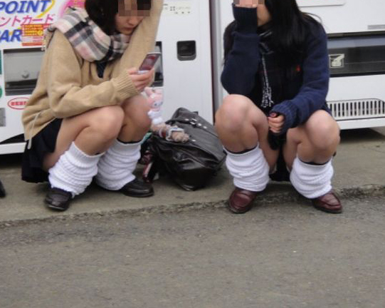 JK 座りパンチラ画像！股間の膨らみがエロいぜ!!パンツの中身も気になるよね🤔020