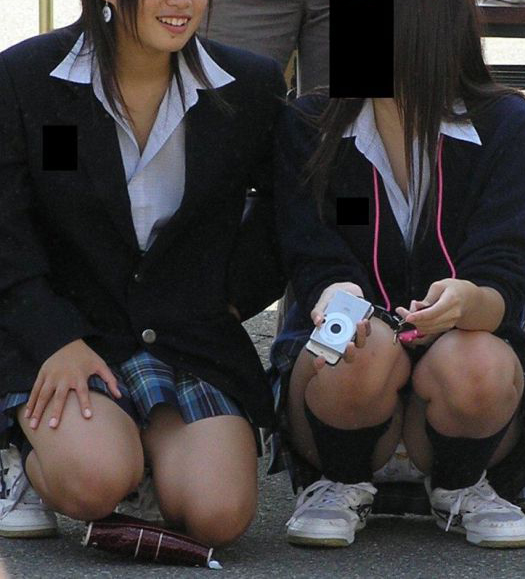 JK 座りパンチラ画像！股間の膨らみがエロいぜ!!パンツの中身も気になるよね🤔021