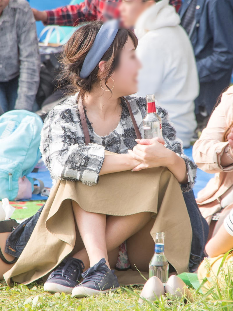 ロングスカート しゃがみパンチラ画像!スカート長くてもしっかりパンツが見えちゃってます(°Д°)018