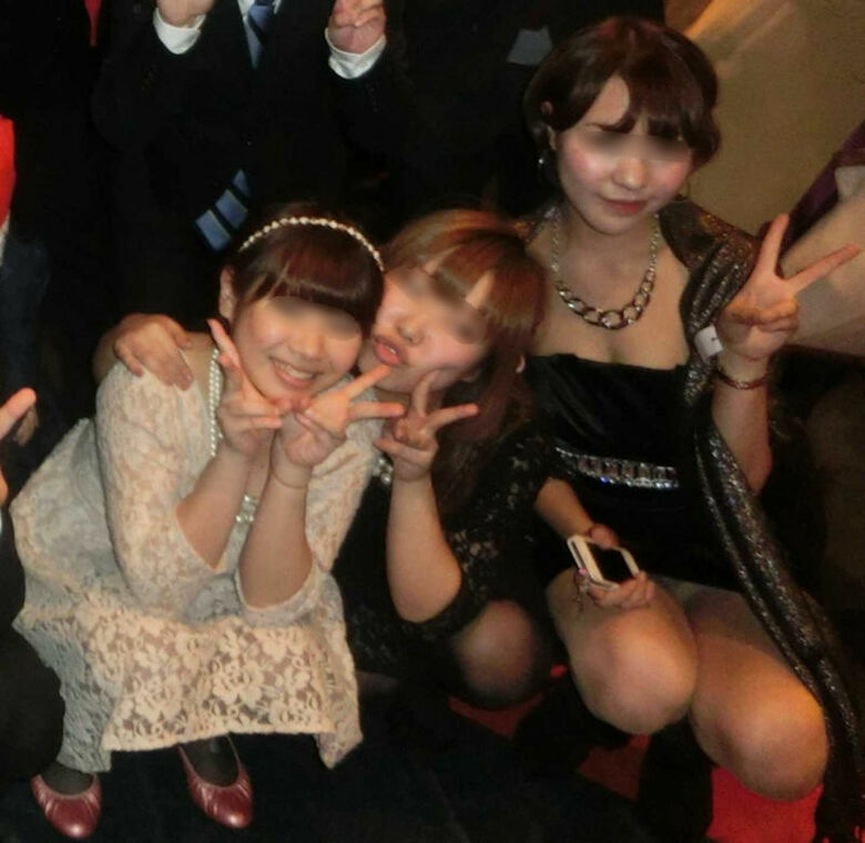 ぱんちら画像66枚！パンツくらい見えても気にしない♡エッチなギャルのパンチラピース画像をまとてみたぜ!!005枚目