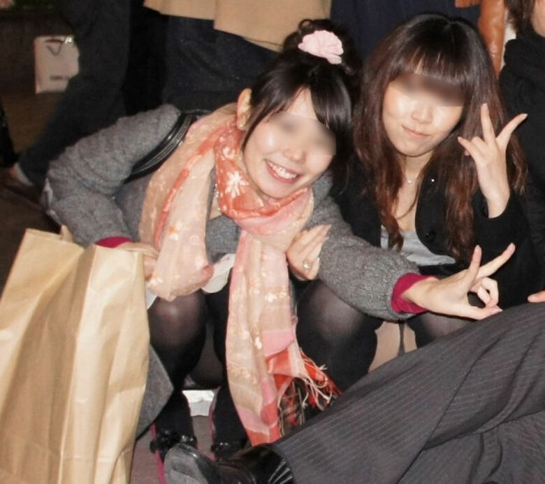 ぱんちら画像66枚！パンツくらい見えても気にしない♡エッチなギャルのパンチラピース画像をまとてみたぜ!!021枚目