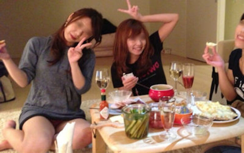 ぱんちら画像66枚！パンツくらい見えても気にしない♡エッチなギャルのパンチラピース画像をまとてみたぜ!!024枚目