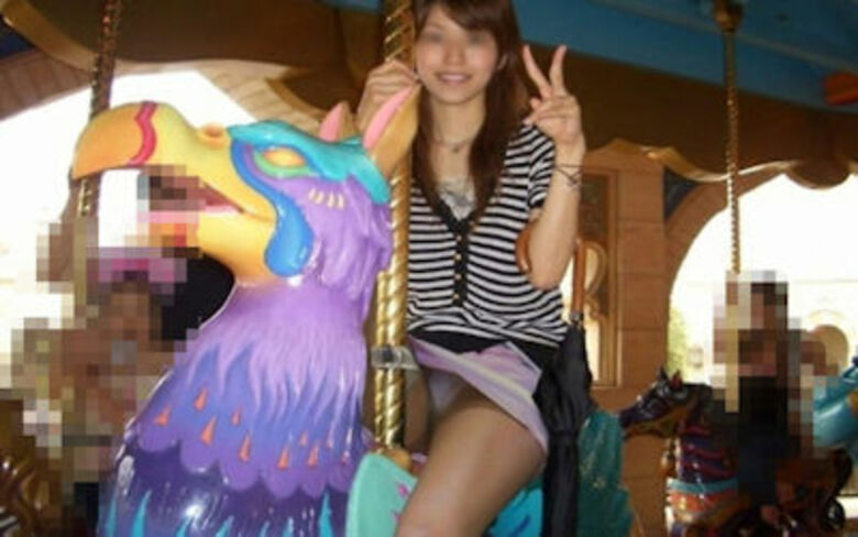 ぱんちら画像66枚！パンツくらい見えても気にしない♡エッチなギャルのパンチラピース画像をまとてみたぜ!!025枚目