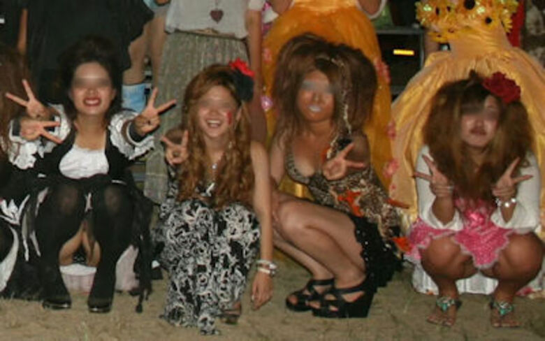 ぱんちら画像66枚！パンツくらい見えても気にしない♡エッチなギャルのパンチラピース画像をまとてみたぜ!!026枚目