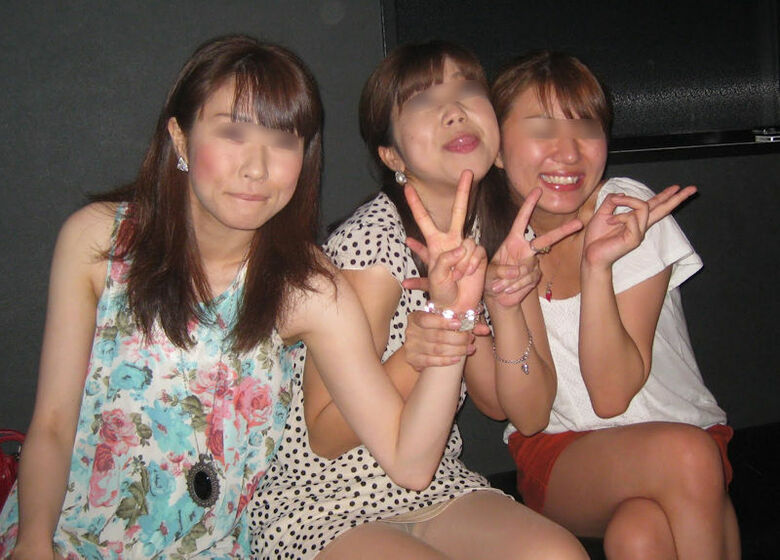 ぱんちら画像66枚！パンツくらい見えても気にしない♡エッチなギャルのパンチラピース画像をまとてみたぜ!!027枚目