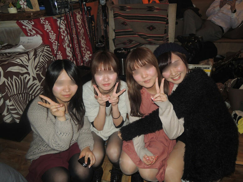 ぱんちら画像66枚！パンツくらい見えても気にしない♡エッチなギャルのパンチラピース画像をまとてみたぜ!!028枚目