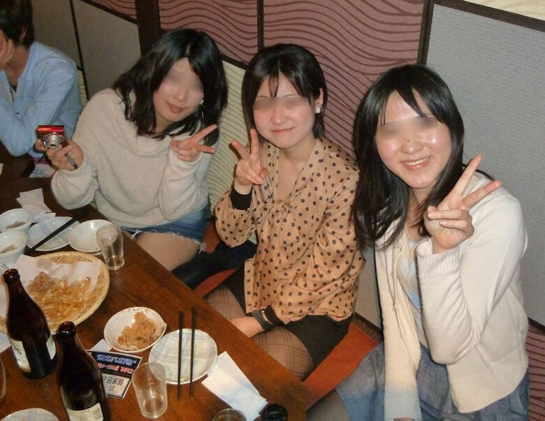 ぱんちら画像66枚！パンツくらい見えても気にしない♡エッチなギャルのパンチラピース画像をまとてみたぜ!!029枚目