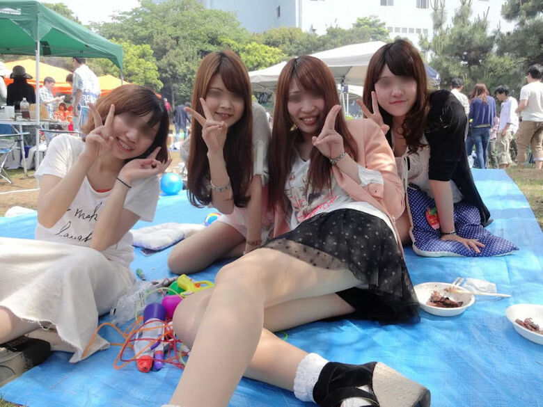 ぱんちら画像66枚！パンツくらい見えても気にしない♡エッチなギャルのパンチラピース画像をまとてみたぜ!!034枚目