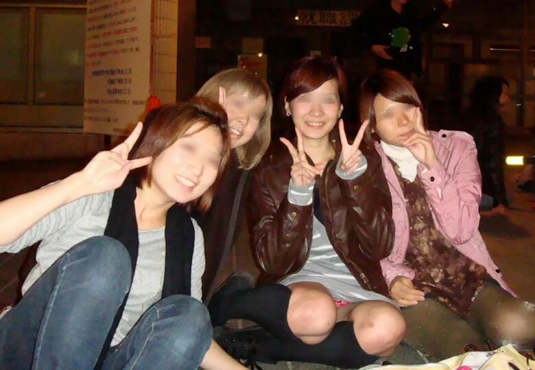 ぱんちら画像66枚！パンツくらい見えても気にしない♡エッチなギャルのパンチラピース画像をまとてみたぜ!!037枚目