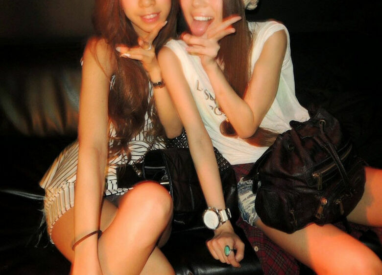 ぱんちら画像66枚！パンツくらい見えても気にしない♡エッチなギャルのパンチラピース画像をまとてみたぜ!!041枚目