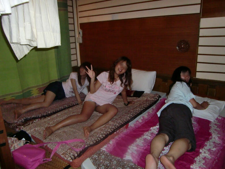 ぱんちら画像66枚！パンツくらい見えても気にしない♡エッチなギャルのパンチラピース画像をまとてみたぜ!!042枚目