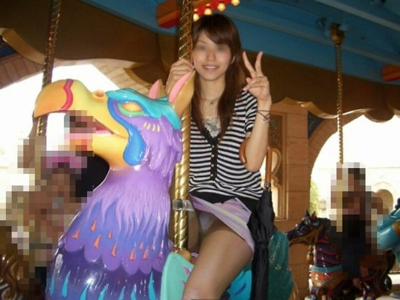 ぱんちら画像66枚！パンツくらい見えても気にしない♡エッチなギャルのパンチラピース画像をまとてみたぜ!!043枚目