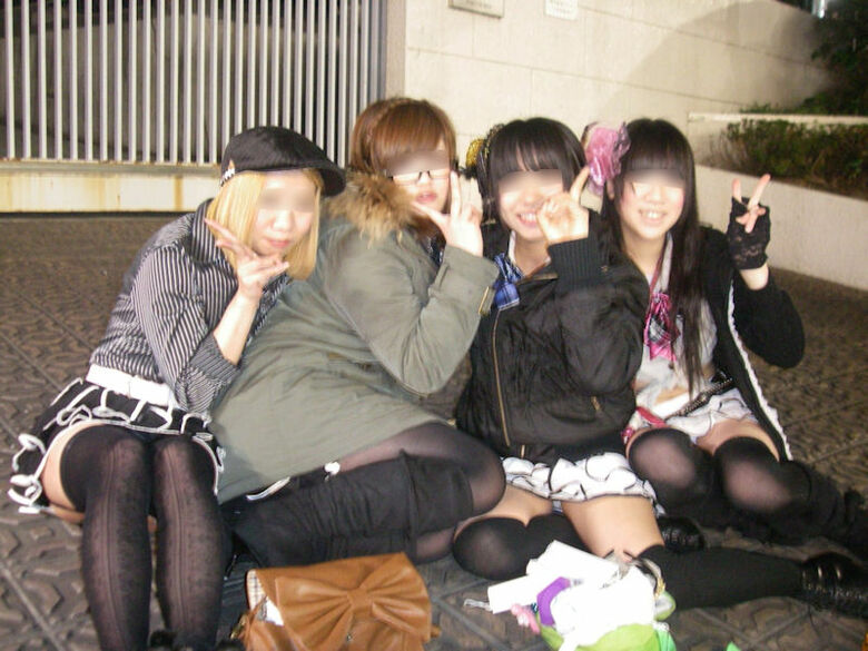 ぱんちら画像66枚！パンツくらい見えても気にしない♡エッチなギャルのパンチラピース画像をまとてみたぜ!!046枚目