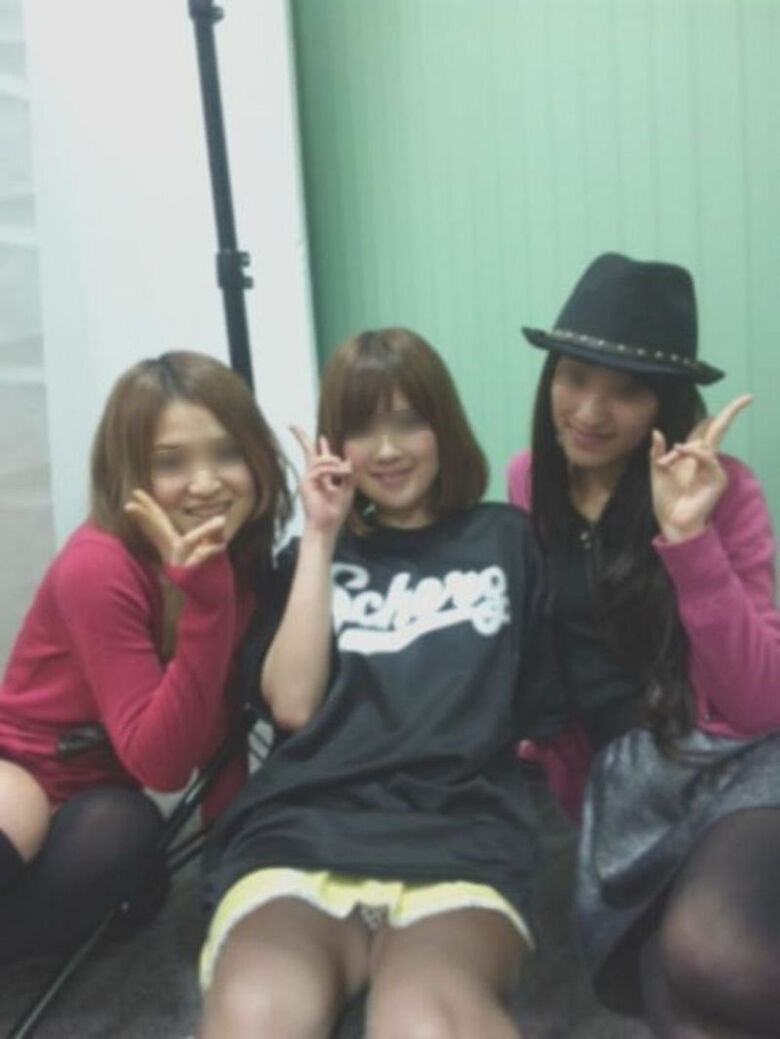 ぱんちら画像66枚！パンツくらい見えても気にしない♡エッチなギャルのパンチラピース画像をまとてみたぜ!!048枚目