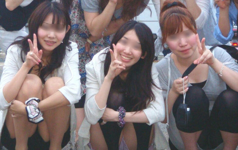 ぱんちら画像66枚！パンツくらい見えても気にしない♡エッチなギャルのパンチラピース画像をまとてみたぜ!!049枚目