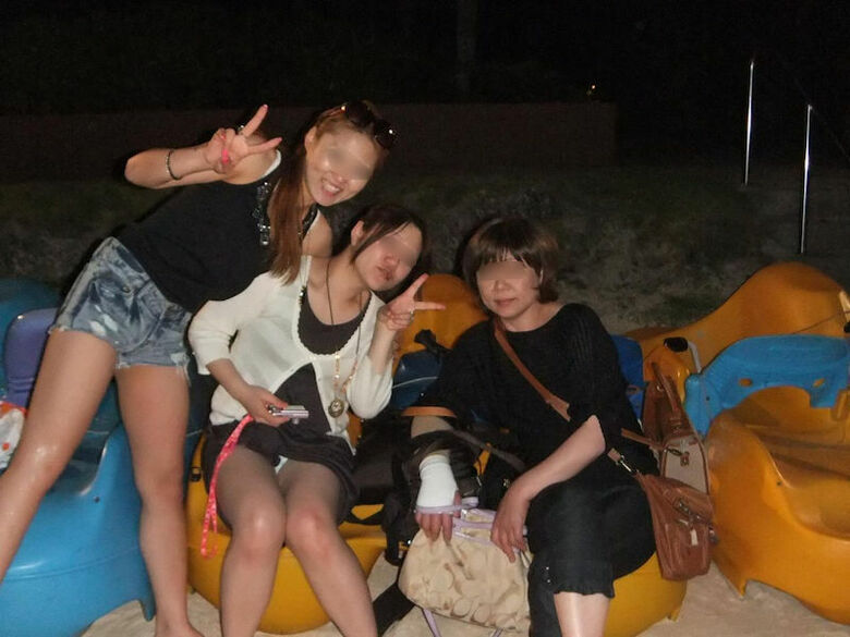 ぱんちら画像66枚！パンツくらい見えても気にしない♡エッチなギャルのパンチラピース画像をまとてみたぜ!!050枚目