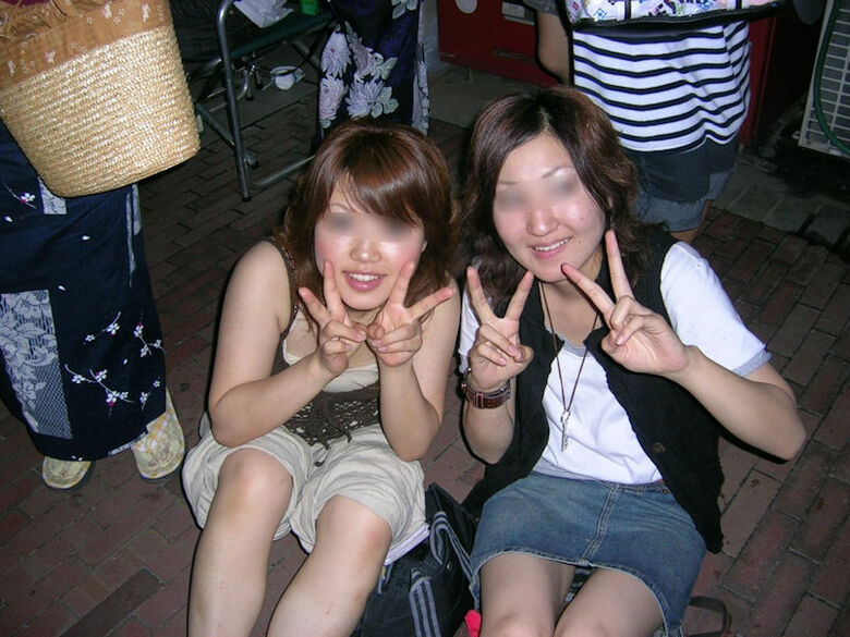 ぱんちら画像66枚！パンツくらい見えても気にしない♡エッチなギャルのパンチラピース画像をまとてみたぜ!!051枚目