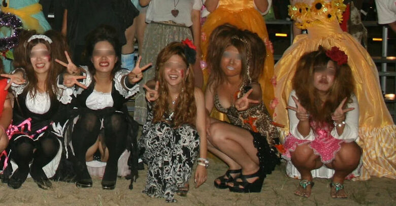 ぱんちら画像66枚！パンツくらい見えても気にしない♡エッチなギャルのパンチラピース画像をまとてみたぜ!!054枚目