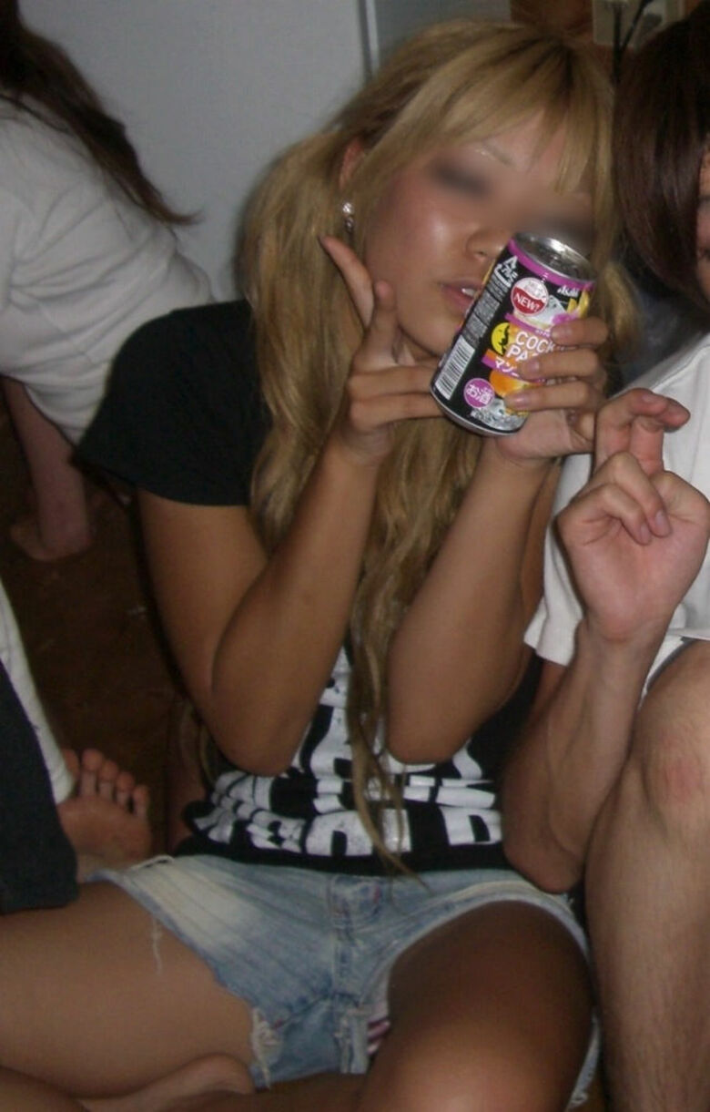 ぱんちら画像66枚！パンツくらい見えても気にしない♡エッチなギャルのパンチラピース画像をまとてみたぜ!!056枚目