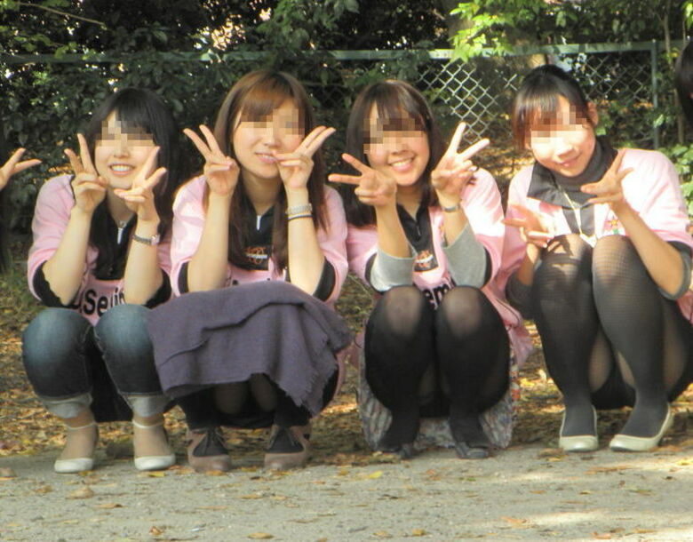 ぱんちら画像66枚！パンツくらい見えても気にしない♡エッチなギャルのパンチラピース画像をまとてみたぜ!!057枚目