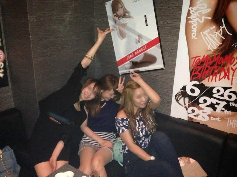 ぱんちら画像66枚！パンツくらい見えても気にしない♡エッチなギャルのパンチラピース画像をまとてみたぜ!!061枚目