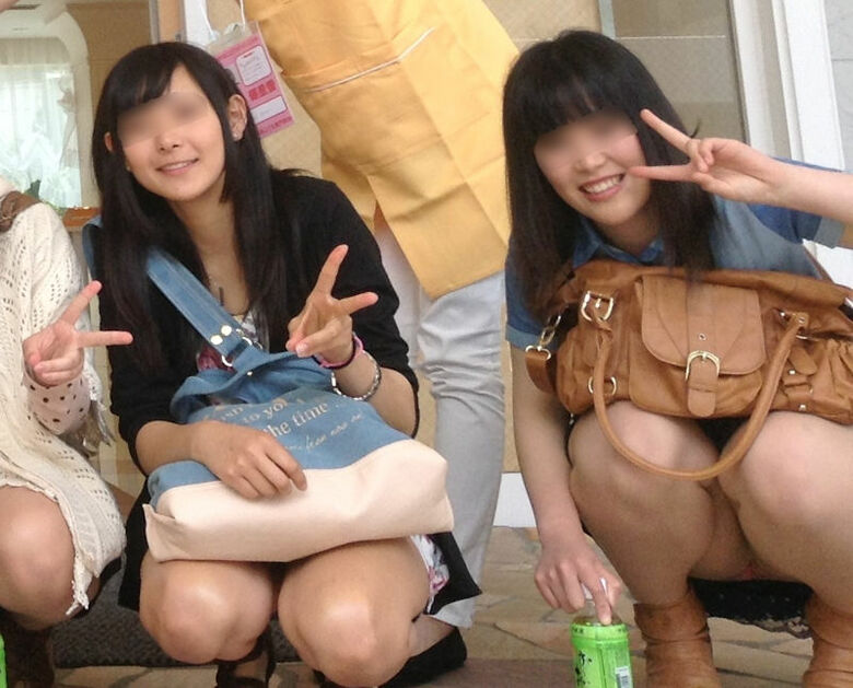 ぱんちら画像66枚！パンツくらい見えても気にしない♡エッチなギャルのパンチラピース画像をまとてみたぜ!!062枚目