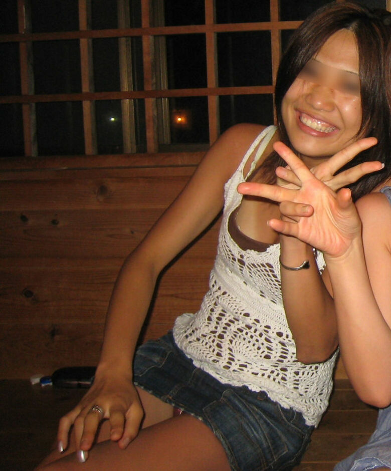 ぱんちら画像66枚！パンツくらい見えても気にしない♡エッチなギャルのパンチラピース画像をまとてみたぜ!!063枚目